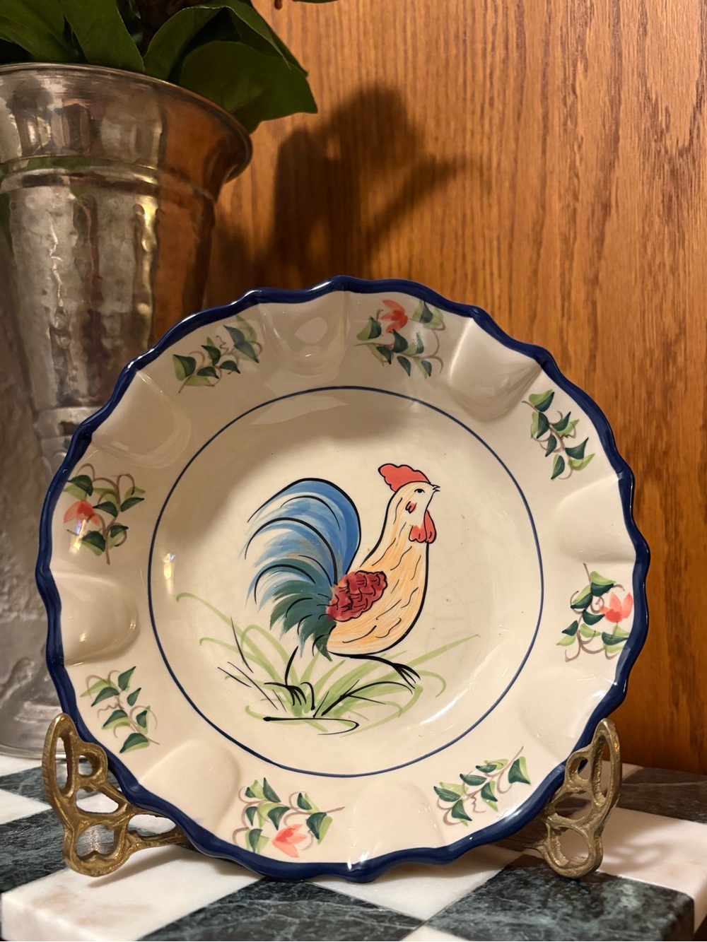 Blue-Trim Rooster Decorative Serving Plate - Classic Floral Design